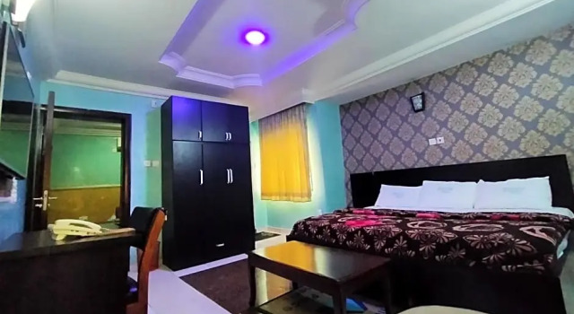 Полулюкс Deluxe Orient Hotel & Plaza