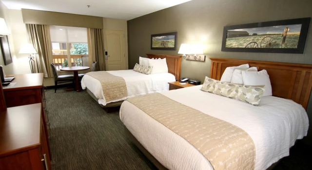 Четырёхместный номер Standard с балконом и с видом на внутренний двор Cmon Inn & Suites Fargo