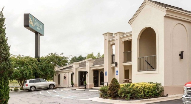 Quality Inn South Hill I-85, Забронировать Отель Саут-Хилл Виргиния, рядом с Виргинский этнографический музей Tobacco Farm