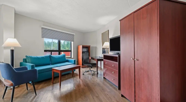 Двухместный люкс Days Inn by Wyndham Utica