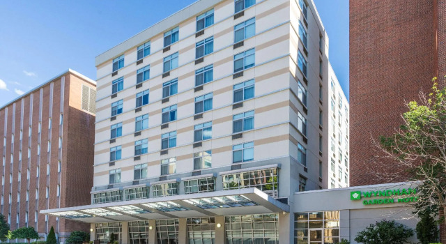 Кровать в общем номере Wyndham Garden Buffalo Downtown
