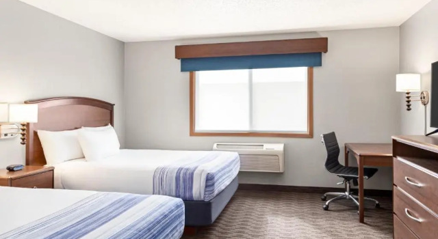 Четырёхместный номер Standard AmericInn by Wyndham Sauk Centre