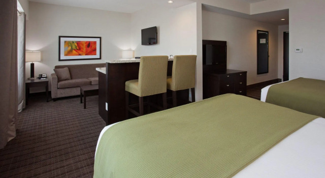Четырёхместный люкс Holiday Inn Express New Liskeard