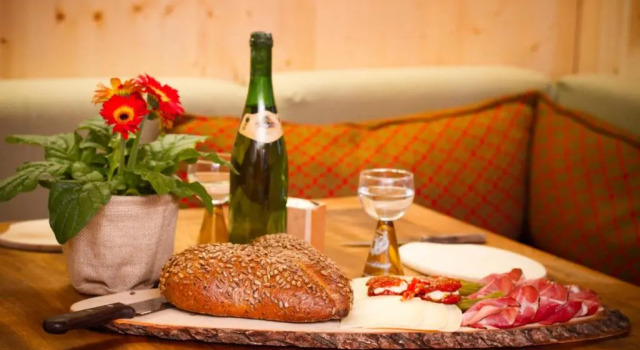 Waldhütte, Rezerwuj Hotel Hotele w Tyrol z parkingiem, Parking