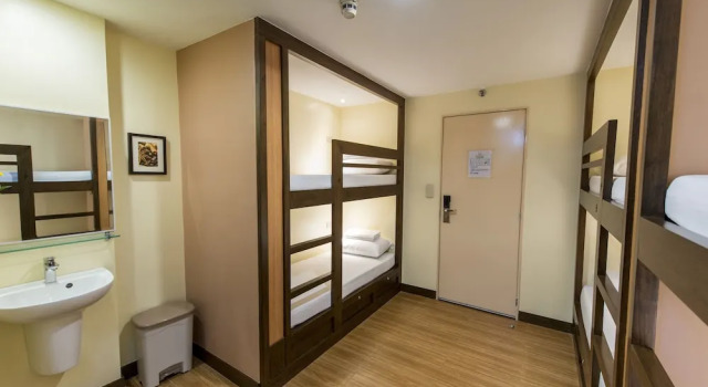 Кровать в общем номере (мужской номер) Kabayan Hotel Pasay