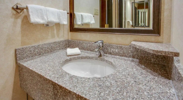 Четырёхместный номер Superior Drury Inn & Suites Terre Haute
