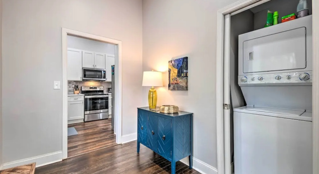 Atlanta Retreat w/ Deck in Greenbriar Area!, Book Feriehus Villaer i Atlanta, Villa