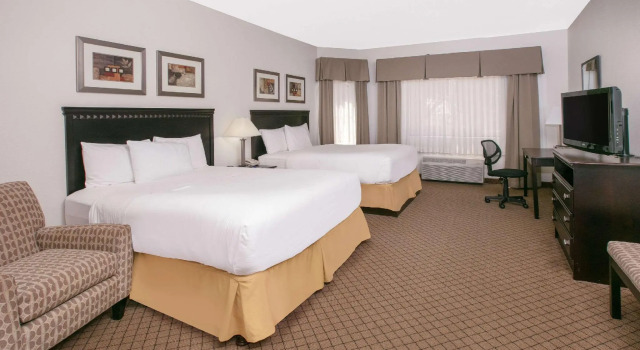 Четырёхместный люкс Holiday Inn Express & Suites Roswell