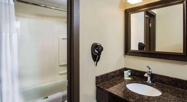 Номер Superior AmericInn by Wyndham Baxter Brainerd