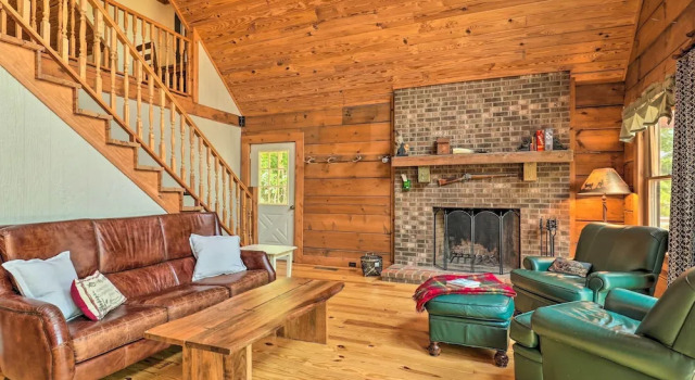 Коттедж с 3 комнатами с балконом Deck + Game Room: Lakefront Landrum Cabin!