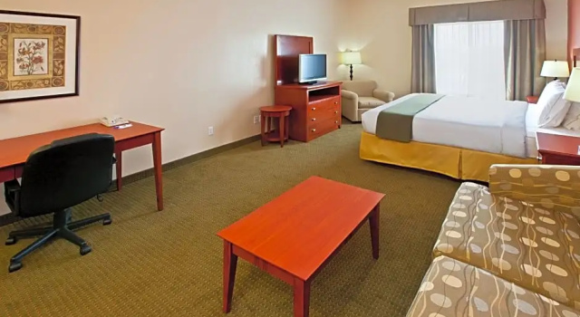 Двухместный полулюкс Holiday Inn Express Hotel & Suites Bedford by IHG