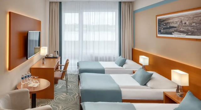 Трёхместный номер Standard с балконом Avanti Hotel