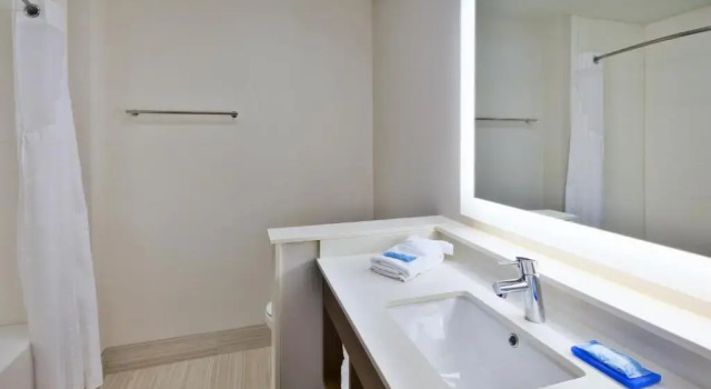 Четырёхместный номер Standard Holiday Inn Express and Suites South Hill by IHG