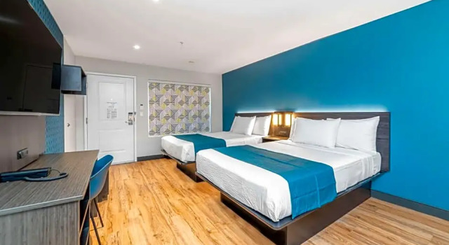 Четырёхместный номер Deluxe Studio 6 Suites Stockton, CA Waterfront