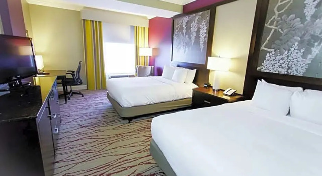 Четырёхместный номер Corner DoubleTree by Hilton Historic Savannah