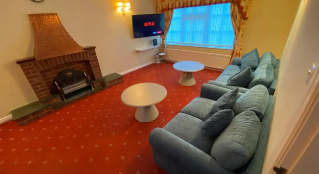 Exquisite Manor House Cul de sac Sleeps 8 & Parking
