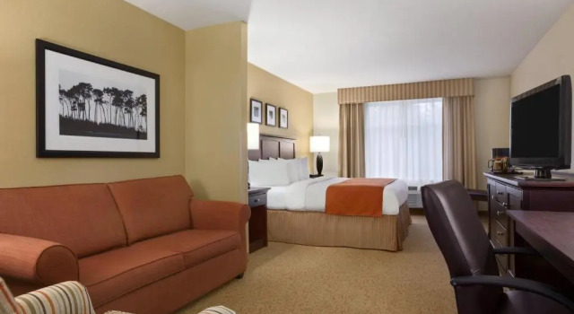 Люкс Country Inn & Suites by Radisson, Savannah I-95 North, GA