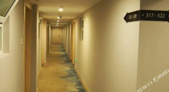Люкс Motel (The Bund, Qipu Road, Tiantong Road Metro Station)
