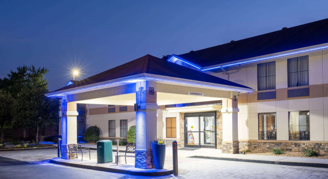 Days Inn & Suites By Wyndham Commerce, Boek Hotel Hotels in Georgia met parkeren, Parkeren