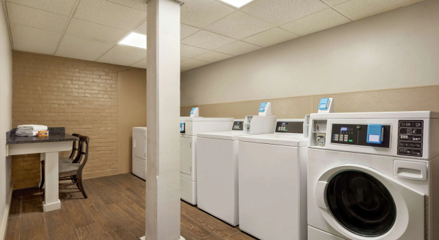 Hampton Inn and Suites New Orleans Convention Center, Забронировать Отель Отели Нового Орлеана с парковкой, рядом с Spanish Plaza, Парковка