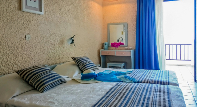 Cavos Bay Hotel and Studios