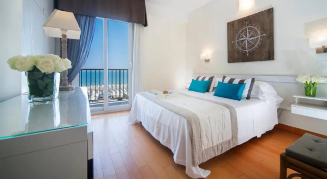 Четырёхместный номер Comfort seafront Hotel Mon Cheri