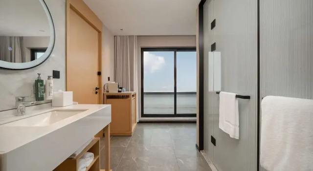 Двухместный номер Premium с балконом Hilton Garden Inn Shanghai Caoyang