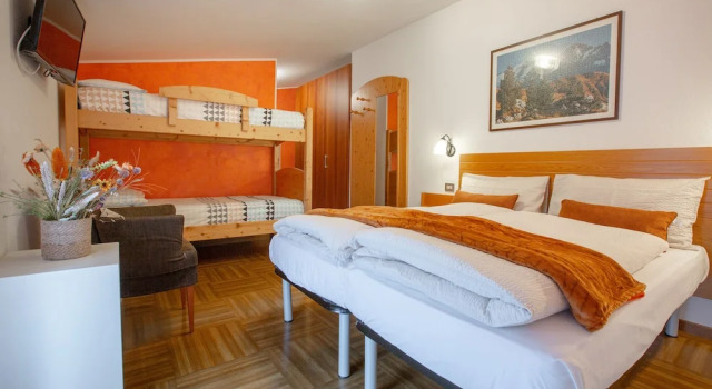 Четырёхместный номер Standard с балконом и с видом на горы Hotel Biancospino