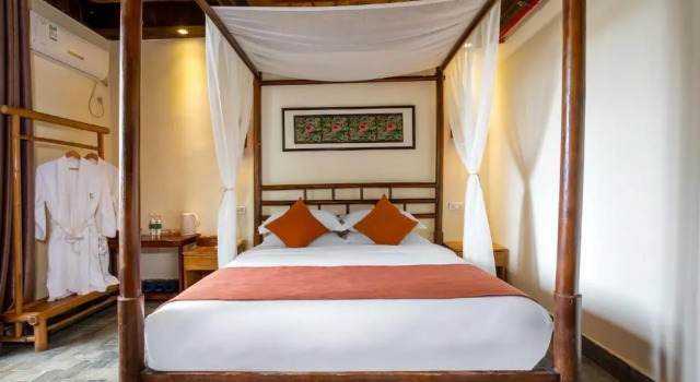 Двухместный номер Deluxe Yangshuo River Lodge Hotel--English speaking team&Swimming pool&Activties organized&Free pick up from Airport or TS over 3 nights