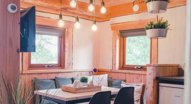 Beautiful wooden tree house with terrace in a holiday park on the river De Regge, Rezerwuj Hotel Zuna Twente