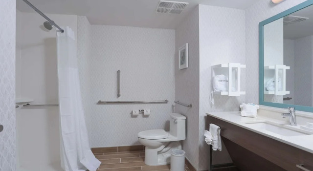 Четырёхместный номер Standard с видом на озеро Hampton Inn & Suites Manistee Waterfront