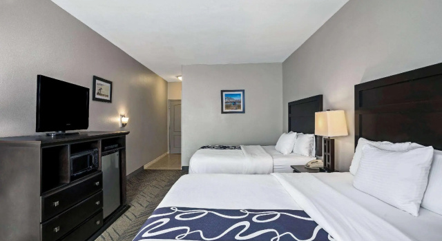 Четырёхместный номер Standard La Quinta by Wyndham Brookshire West Katy