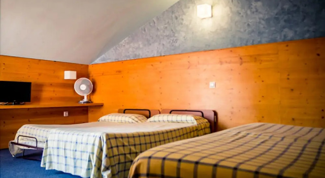 Четырёхместный номер Standard с балконом Hotel Bezana Lago