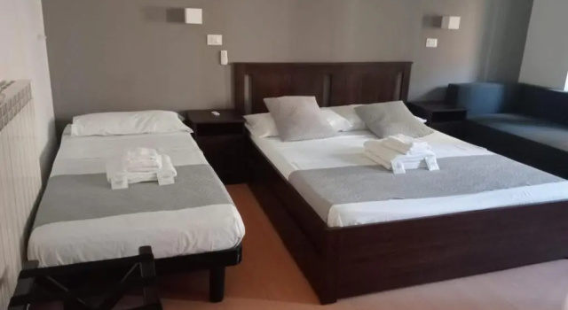 Кровать в общем номере Hotel Brioni