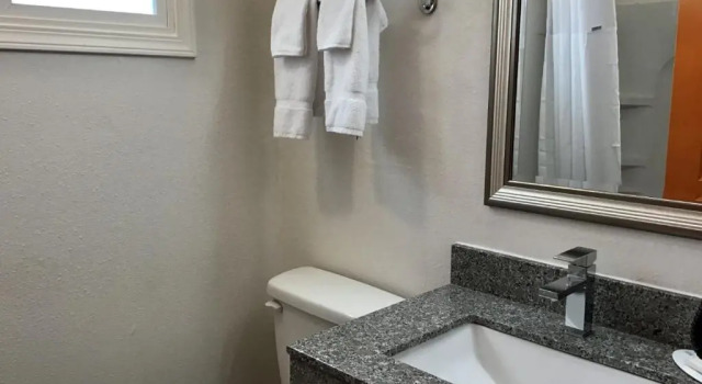 Четырёхместный номер Standard SilverStone Inn North Spokane