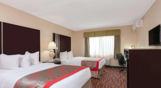 Четырёхместный номер Standard Ramada Kennedy Space Center