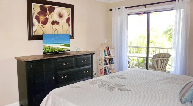 Bright Condo in Community With Pool/steps to Beach, Забронировать Отель Отели в центре Марко-Айленд, в центре