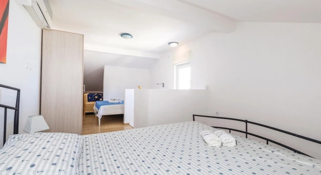 Beautiful Home in Pag With Wifi and 6 Bedrooms, Prenota Hotel Hotel a Kvarner con piscina, Piscina