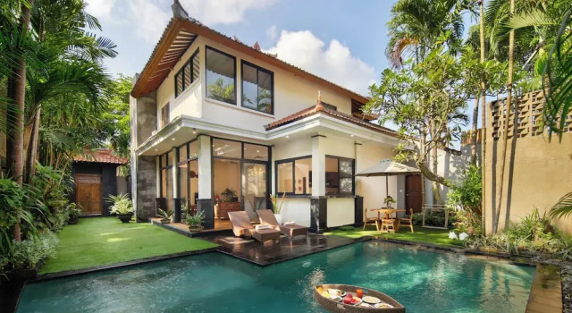 Семейная вилла с 3 комнатами с балконом Red Lotus Seminyak Villa