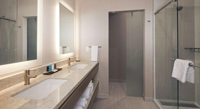 Четырёхместный номер Deluxe H Hotel Los Angeles, Curio Collection By Hilton