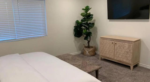 City Center Villa - Pool, Patio & Close To Beach!, Забронировать Вилла Виллы Хантингтон-Бич, рядом с Центр искусств Хантингтон-Бич, Вилла