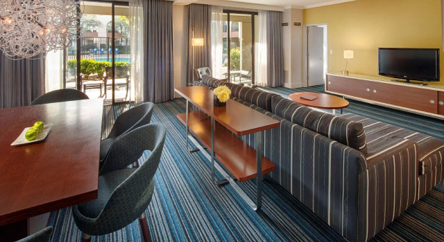 Двухместный люкс 2-room с видом на бассейн DoubleTree by Hilton Newark-Fremont
