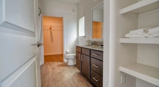Grand Two Bedroom Two Bathroom Apartment with Balcony, Book Lejlighed Lejligheder i Gainesville, Lejlighed