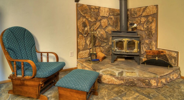 Cedarwood Grove - Two Bedroom Cabin with Hot Tub, Book Hotel Hoteller i Baring med parkering, Parkering