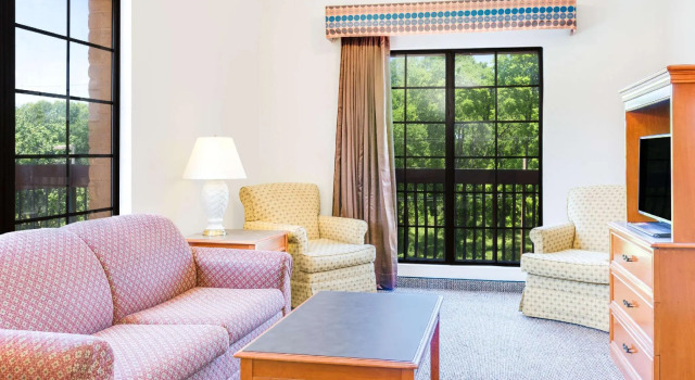 Двухместный люкс c 1 комнатой Days Inn by Wyndham Birmingham/West