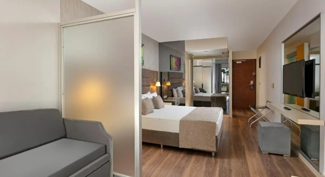 Трёхместный номер Standard с видом на бассейн Seven Seas Hotel Blue