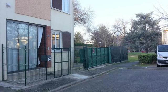 Одноместный номер Standard с балконом Chambre 1 PERSONNE et STUDIO 1 personne Avec Entrée Libre et Salle de Bain Privée