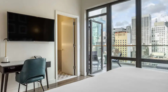 Двухместный номер с балконом и с видом на город The Draper New York, Tapestry Collection by Hilton