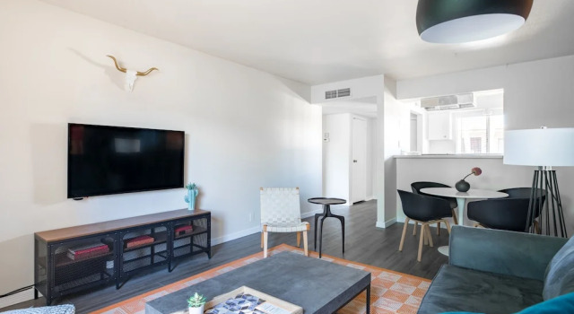 Stylish 1BR Apt Old Town by WanderJaunt