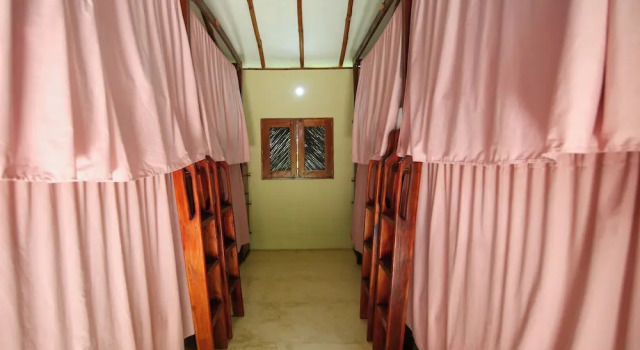 Кровать в общем номере Makai Beach Hostel